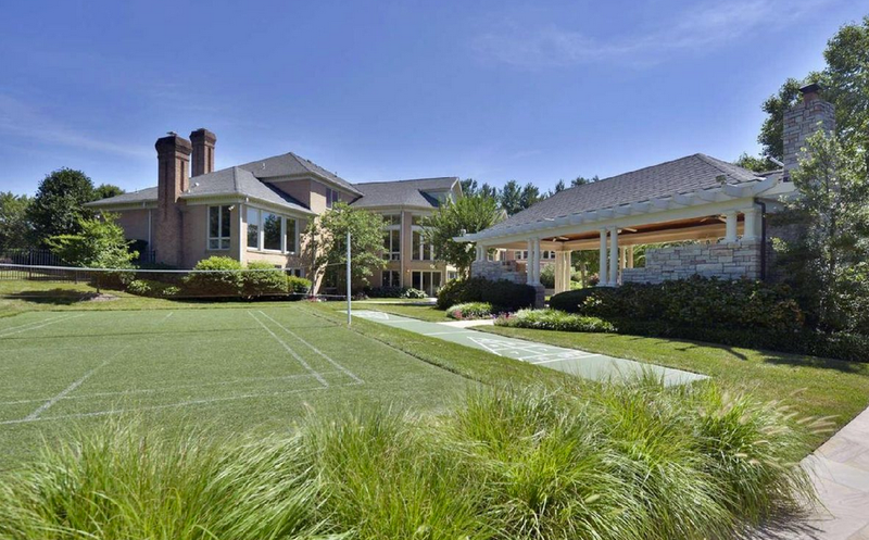Illustration for article titled John Wall's New Mansion Has 10 Bathrooms And A Basketball Court